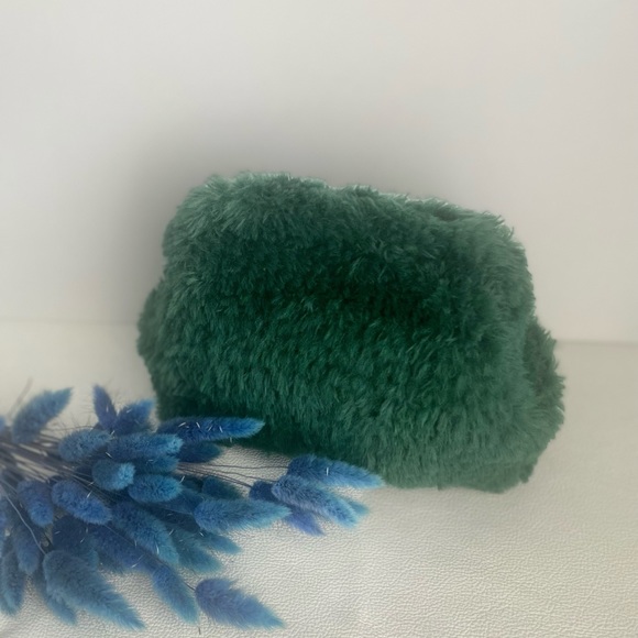 Crochet fur clutch - Picture 3 of 3